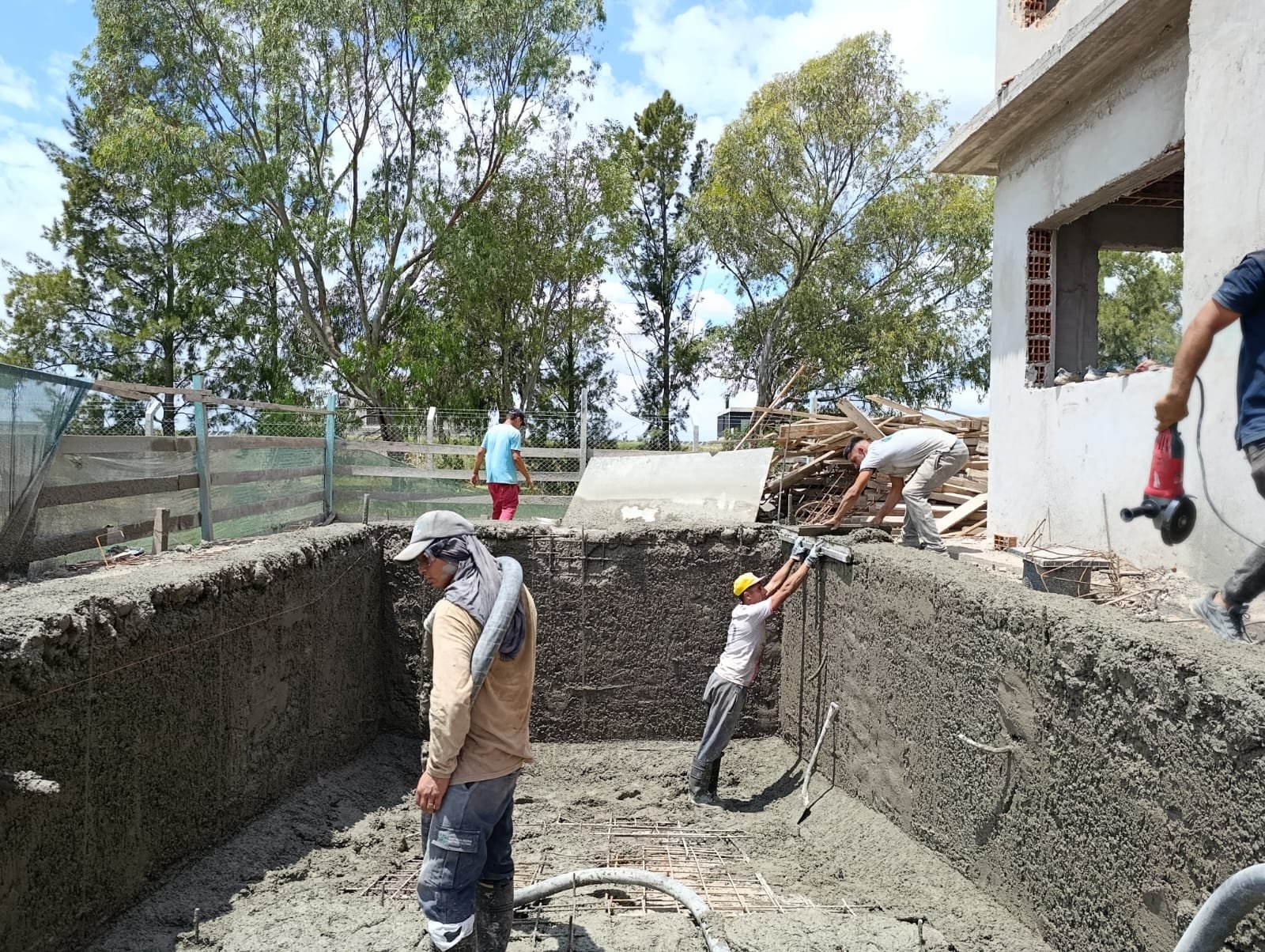 Equipo de Solmat armando la estructura de hormigón de una piscina en obra